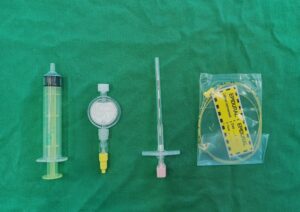 Partes del kit comercial de catéter epidural.