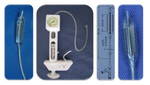 ba2 pulmonar 2 jpg Imagen 2. Material para la realización de la valvuloplastia pulmonar. A la izquierda de la imagen se observa catéter con balón hinchado con suero salino fisiológico y contraste. En el medio observamos un manómetro para el hinchado del balón. Y en la derecha el catéter con balón en mayor detalle.