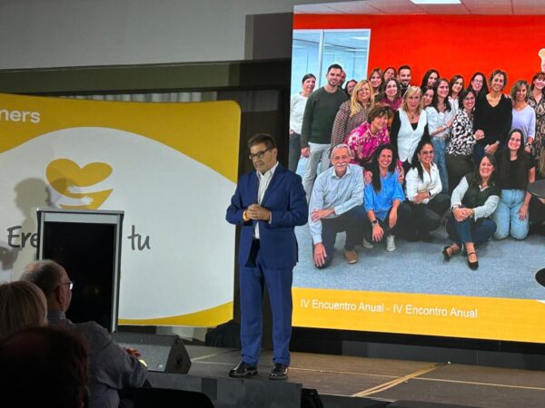 Celebración del 10º aniversario de VetPartners en Madrid con asistentes y presentador.