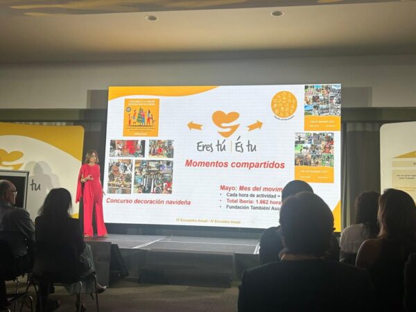 Nuria Llamas presentando en el evento de VetPartners en Madrid