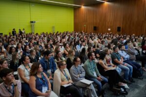 Asistentes al 60º Congreso AVEPA-SEVC en Sevilla, escuchando ponencias.
