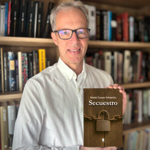 Daniel Carazo sosteniendo su nuevo libro titulado Secuestro