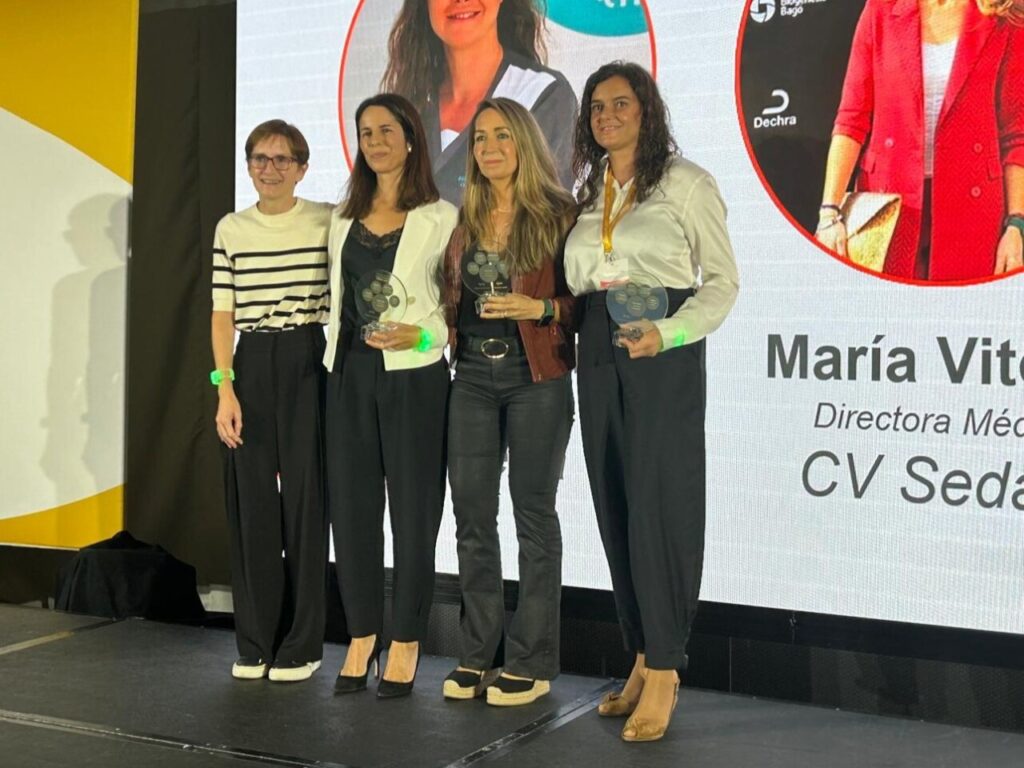 Cuatro mujeres sosteniendo premios en la gala de VetPartners