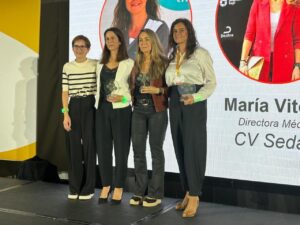 Cuatro mujeres sosteniendo premios en la gala de VetPartners