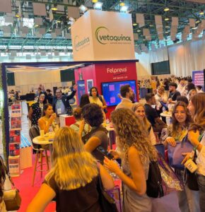 Stand de Vetoquinol en un evento con muchas personas interactuando.