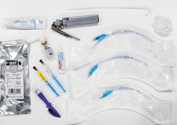 Ejemplo del equipo necesario preparado antes del manejo de una vía aérea en un gato. Preparamos los tubos endotraqueales (de varios tamaños) y la máscara laríngea (en caso de querer utilizar esta). Un fiador para facilitar la intubación endotraqueal, laringoscopio, gel lubricante para el tubo endotraqueal o máscara laríngea, gel lubricante para los ojos, spray de lidocaína para la laringe, venda para fijar el tubo endotraqueal y el agente inductor que se vaya a utilizar junto con suero salino.