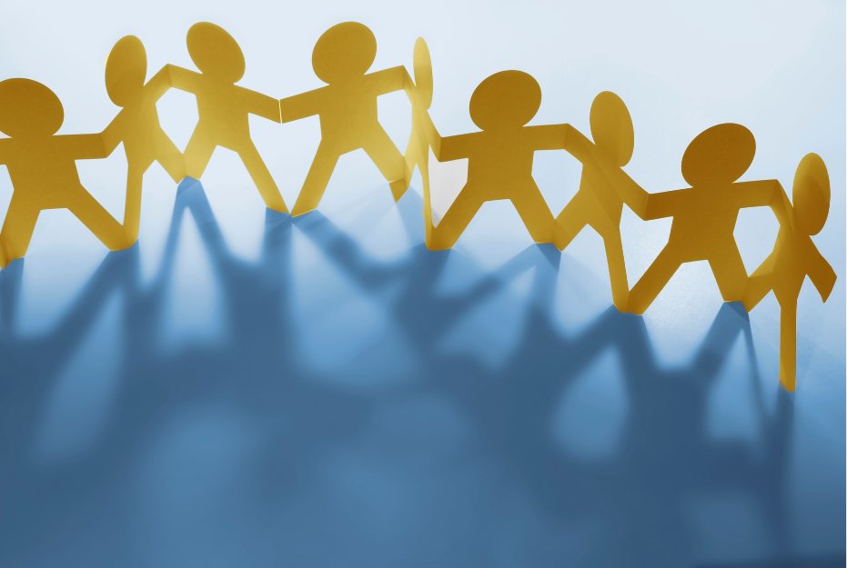 Figuras de papel en cadena simbolizando apoyo y bienestar en el trabajo