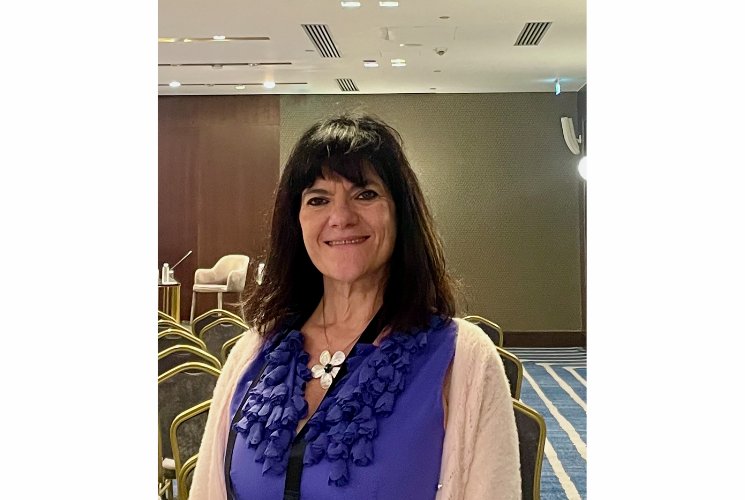 Dra. Carmen Lorente, presidenta de AVEDE, en un evento profesional