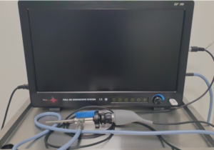 Sistema endoscópico Full HD con pantalla y cables conectados
