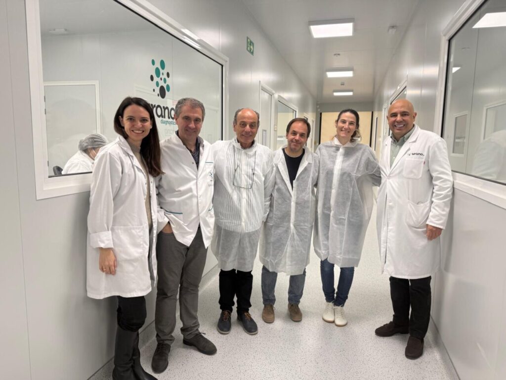 Grupo de investigadores y personal de Urano Vet en el laboratorio