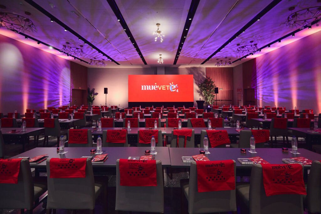 Salón decorado para el evento Muévete con mesas y sillas