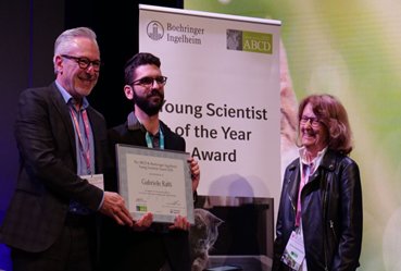 Ganador del Premio al Joven Científico 2025 Gabrielle Ratti (centro) with Jean-Philippe Tronel (Boehringer Ingelheim) y Maria Grazia Pennisi (ABCD)