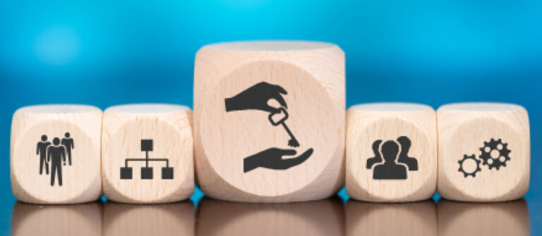 Bloques de madera con iconos de personas, organización y herramientas
