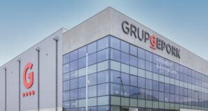 Fachada del edificio de Grup Gepork con el logo destacado