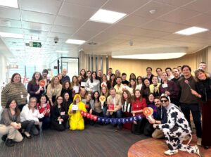 Empleados de Zoetis celebrando su reconocimiento como Great Place To Work