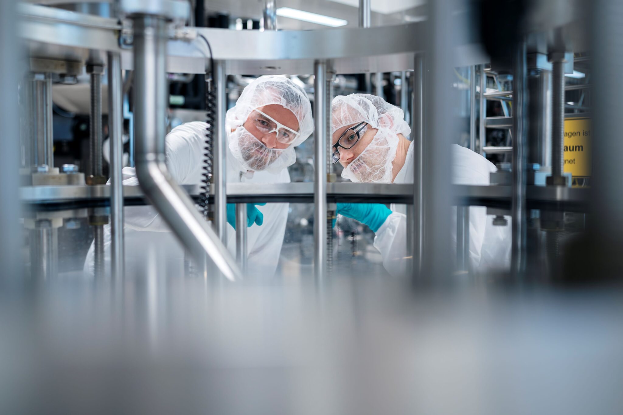 Dos científicos observan un equipo en un laboratorio de biotecnología