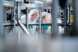 Dos científicos observan un equipo en un laboratorio de biotecnología