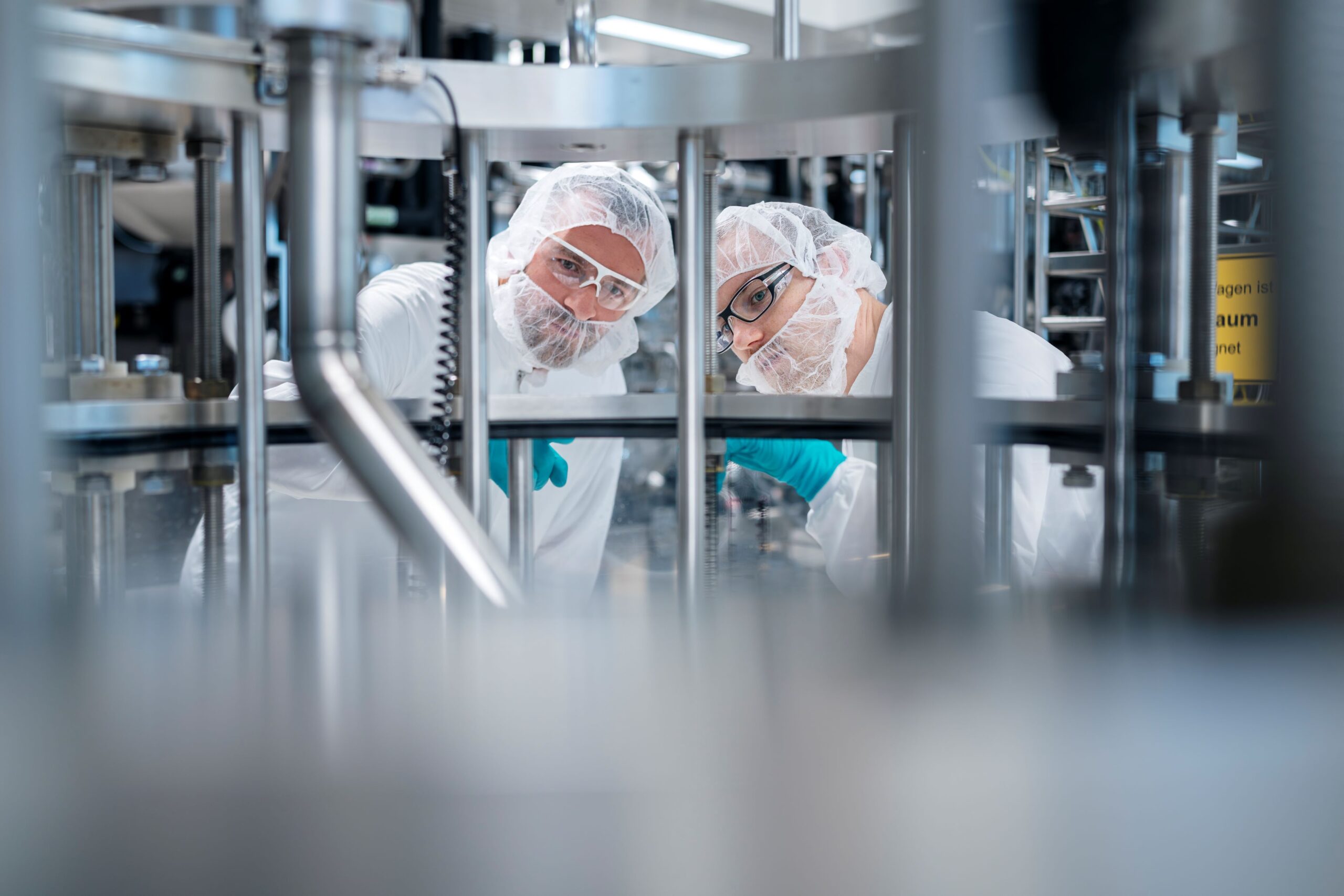 Dos científicos observan un equipo en un laboratorio de biotecnología