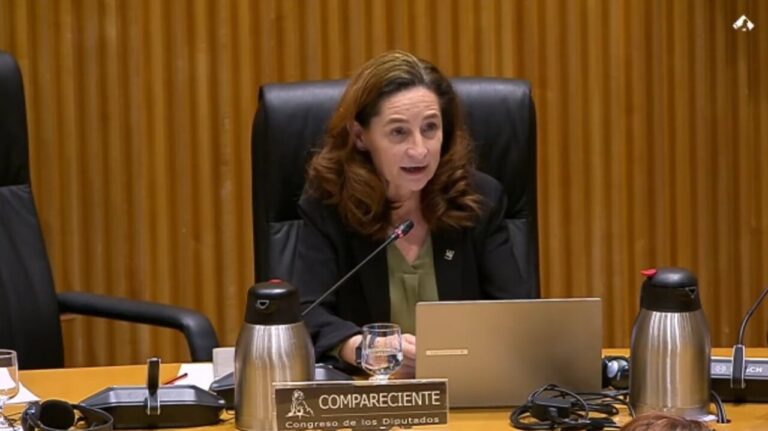 Consuelo Serres hablando en el Congreso sobre la legislación veterinaria