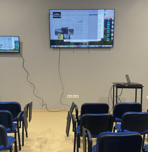 Aula con pantallas y sillas en el Instituto VeterMed