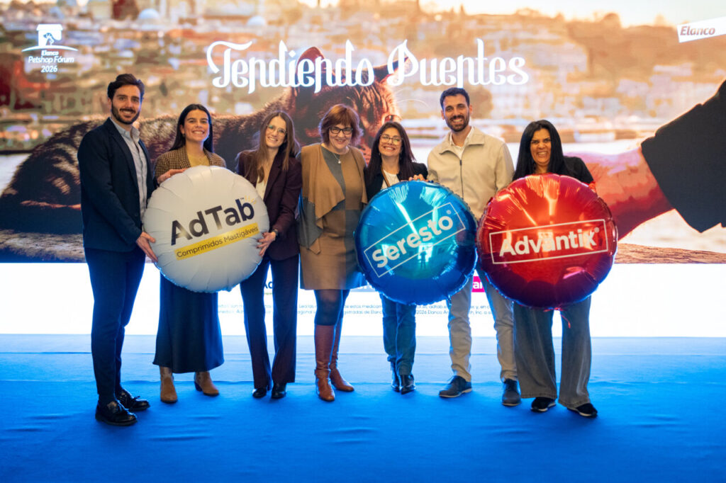 Participantes del Petshop Fórum 2026 en Estambul sosteniendo globos de marcas