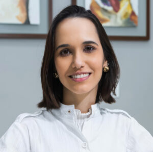 Retrato de mujer con blusa blanca y fondo artístico