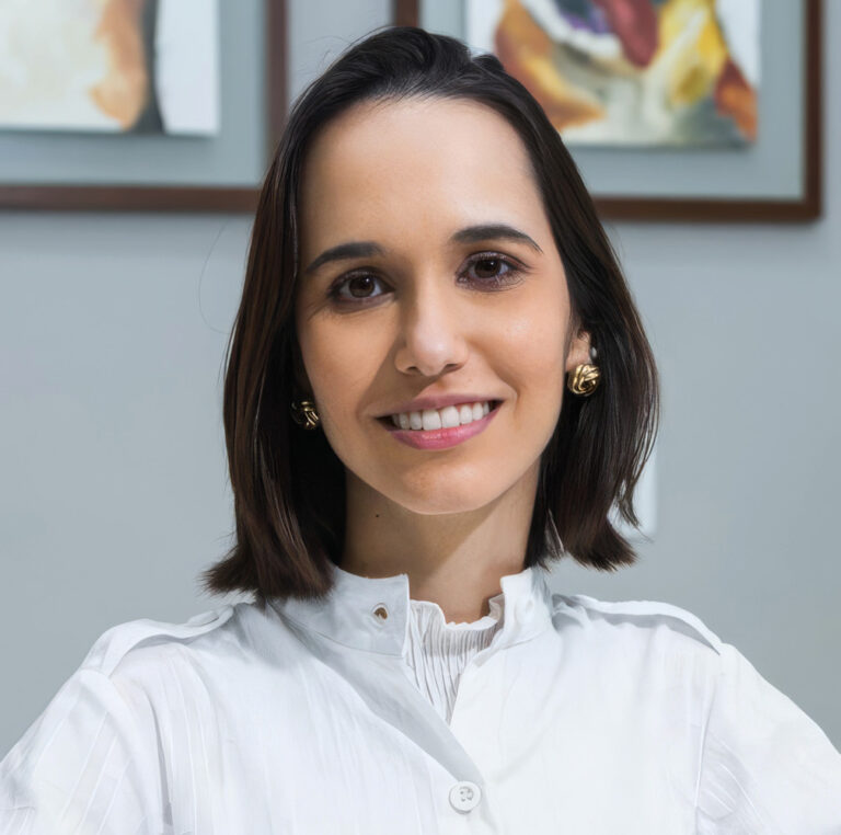 Retrato de mujer con blusa blanca y fondo artístico