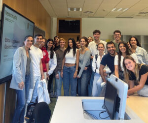 Grupo de estudiantes de veterinaria en la UAB posando juntos