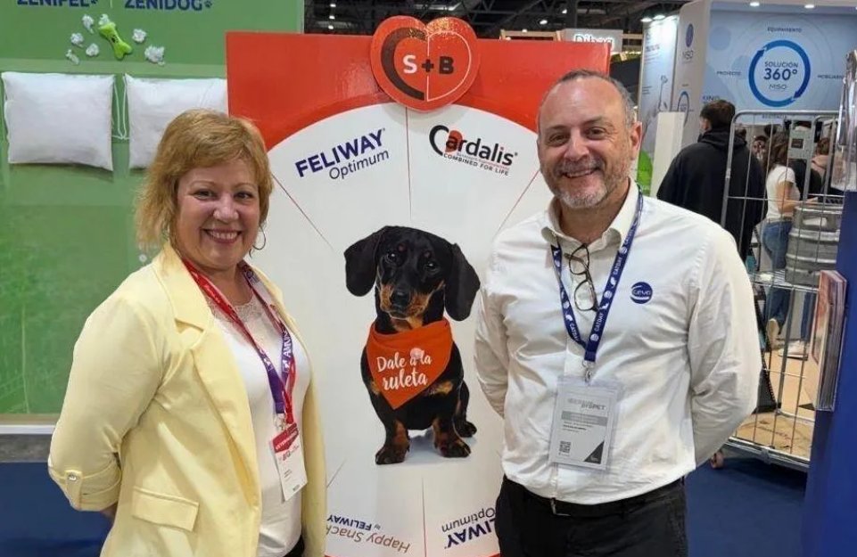 Mireia Peña y Manuel Benlloch en el stand de Ceva en Iberzoo-Propet 2026