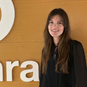 Noelia Salas, nueva Technical Manager en Dechra, posando en la oficina.