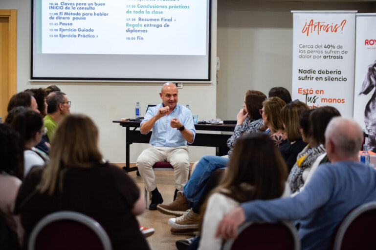 Un grupo de personas escuchando una charla sobre artrosis.