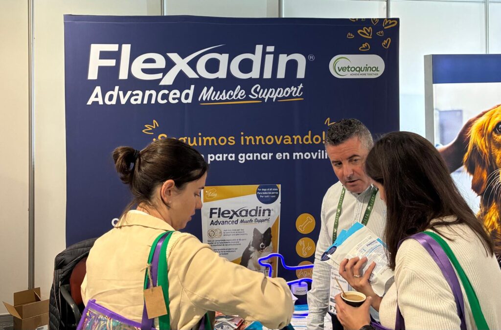 Veterinarios visitando el stand de Vetoquinl en el GTA 2026