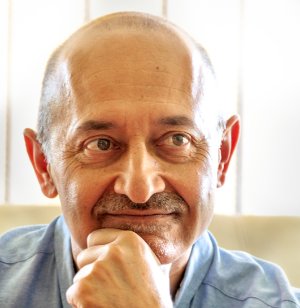 Retrato de Mike Valera con expresión pensativa y sonriente