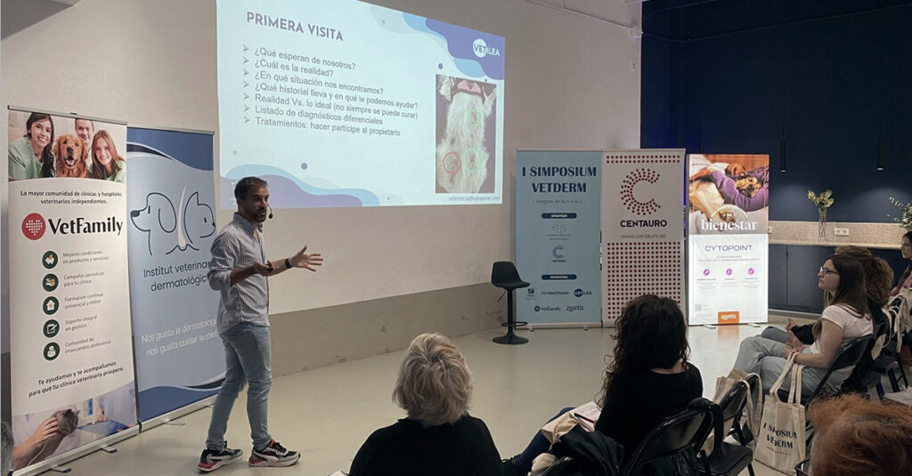 Ponente hablando sobre dermatología veterinaria en el simposio Vetderm