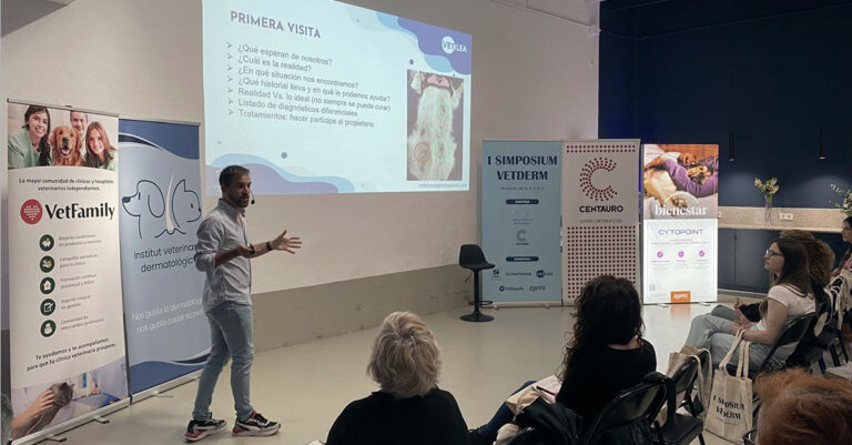 Ponente hablando sobre dermatología veterinaria en el simposio Vetderm