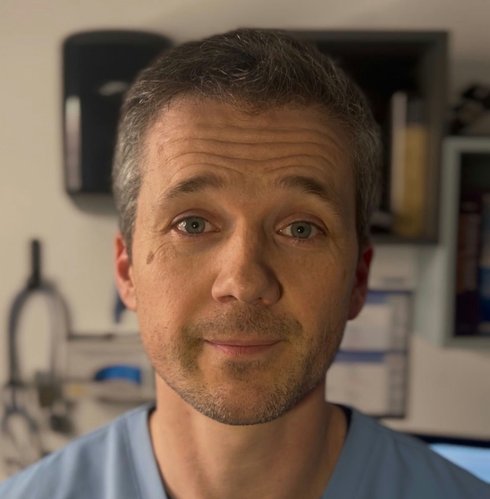 Mark William Hughes, Veterinario consultor en liderazgo clínico