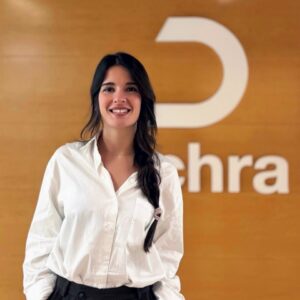 Carla Gómez, nueva Product Manager en Dechra, sonriendo en su oficina.