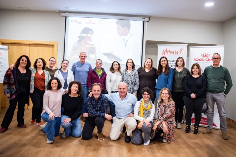 Grupo de participantes en una reunión de AEVAR