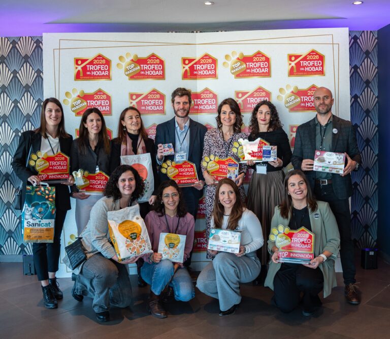 Grupo de premiados en el Trofeo del Hogar 2026 mostrando sus galardones