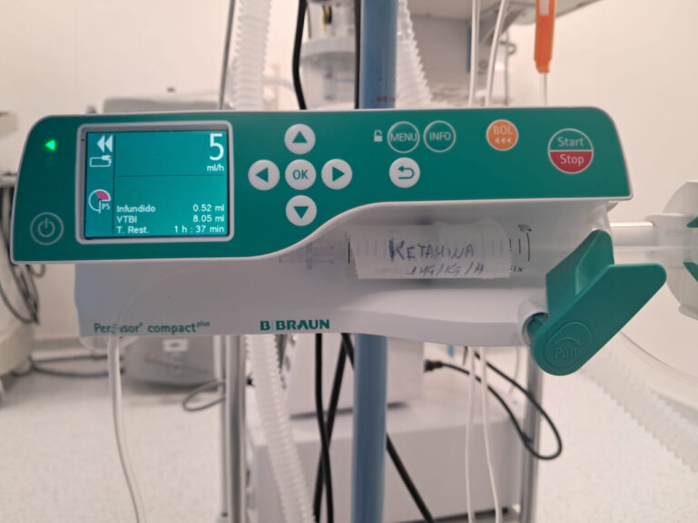 Infusión de ketamina intraoperatoria, utilizada en un perro sometido a amputación de miembro anterior por neoplasia.