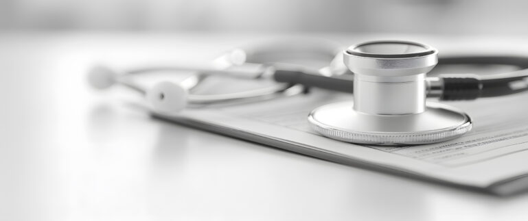 Estetoscopio sobre documentos médicos en una mesa