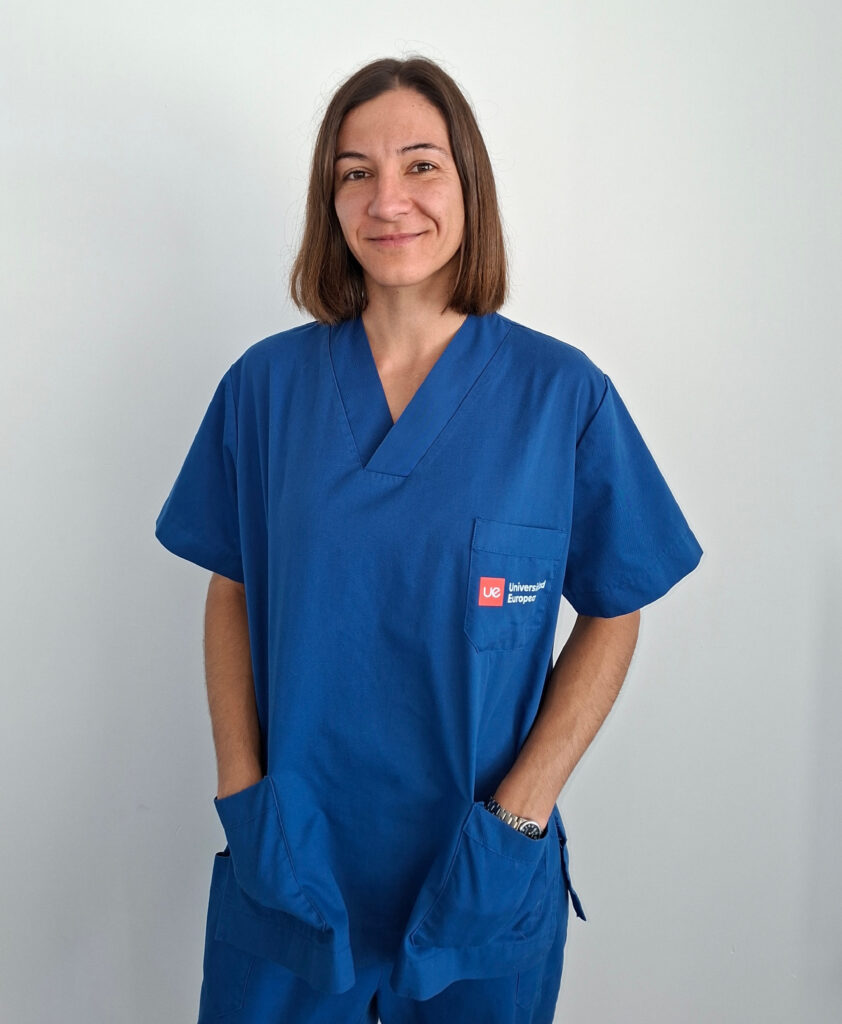 Mujer con uniforme azul de la Universidad Europea sonriendo