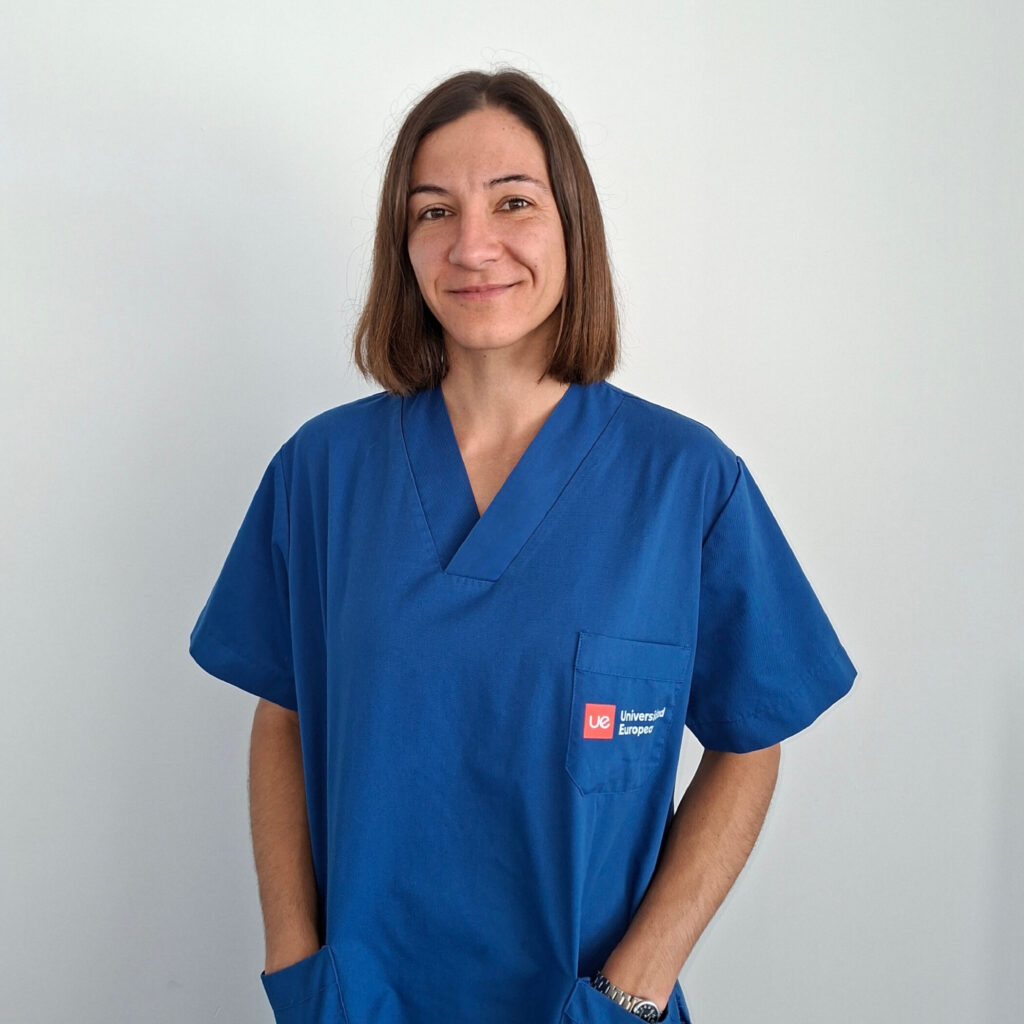 Mujer con uniforme azul de la Universidad Europea sonriendo