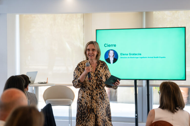 Elena Gratacós presentando en un evento sobre salud en políticas