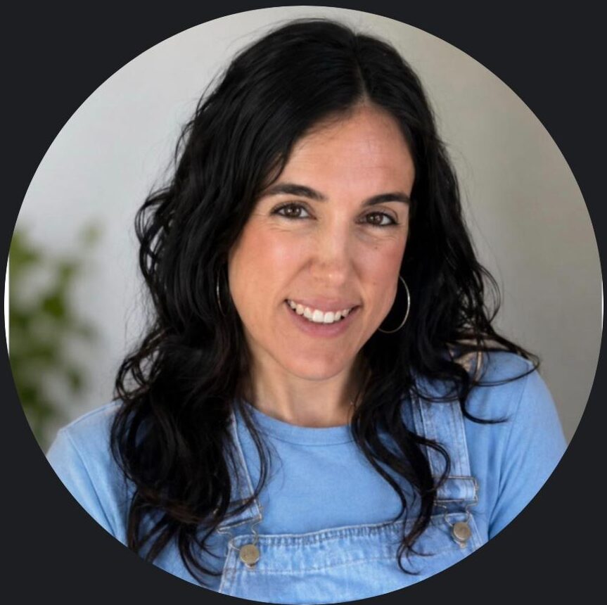 Retrato de Elena García Martín sonriendo con camiseta azul