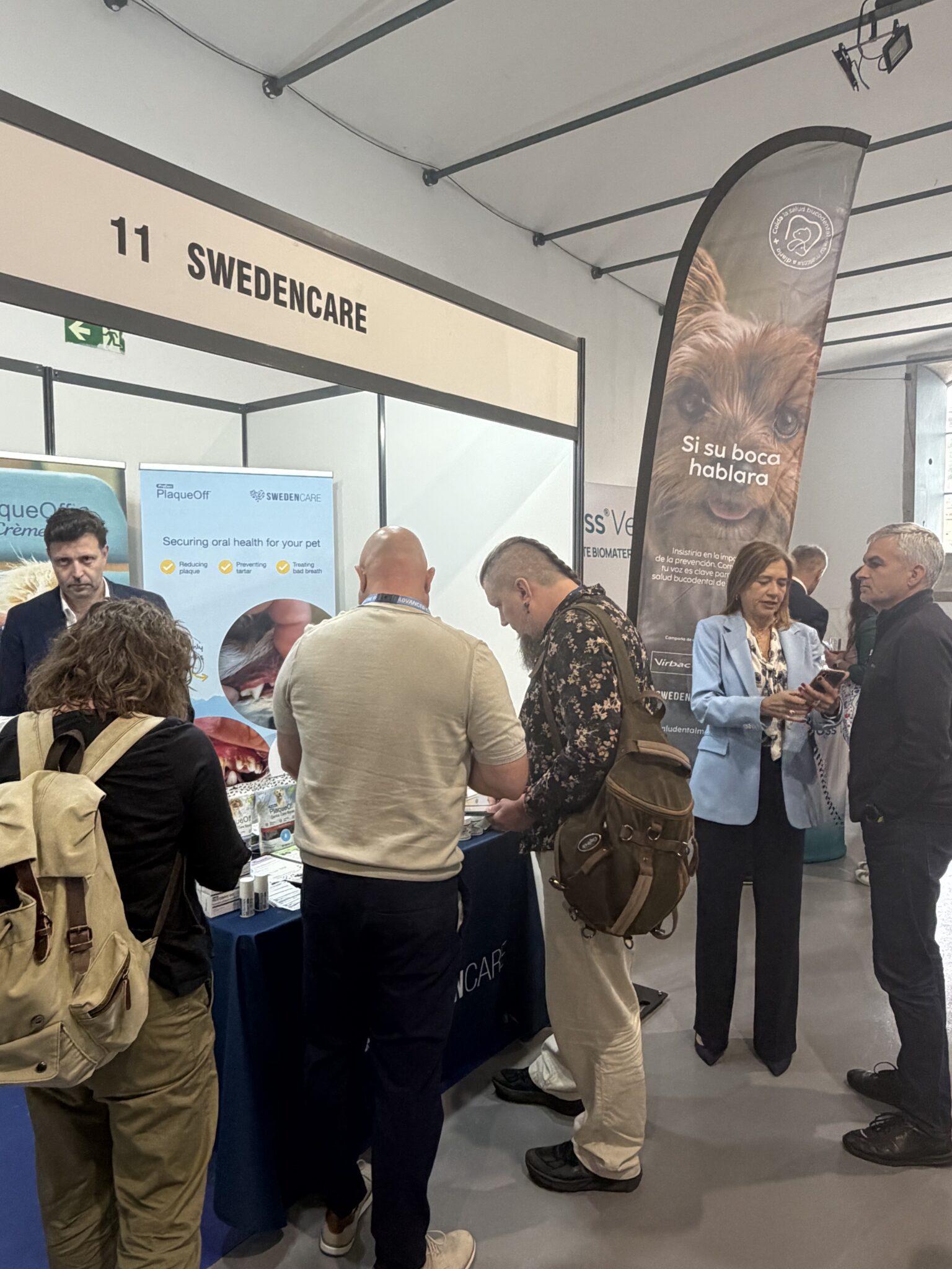 Personas en el stand de Swedencare en el Congreso Europeo de Odontología Veterinaria