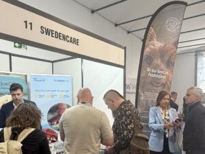 Personas en el stand de Swedencare en el Congreso Europeo de Odontología Veterinaria