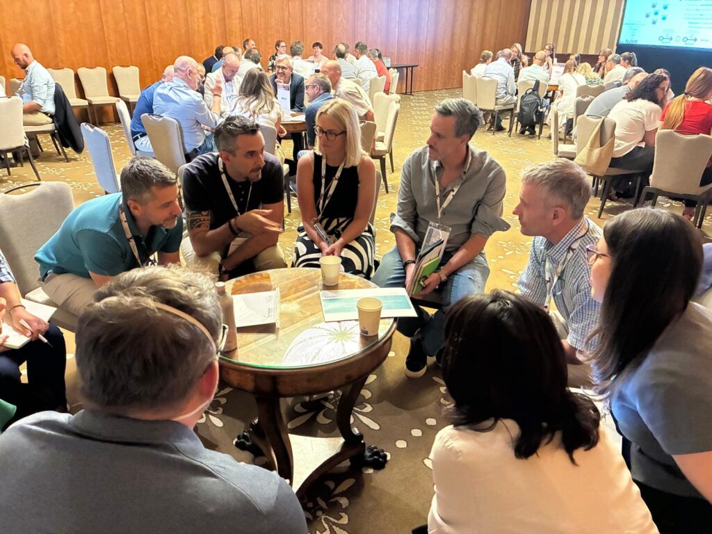 Grupo de personas discutiendo en una reunión de Vetoquinol sobre OA