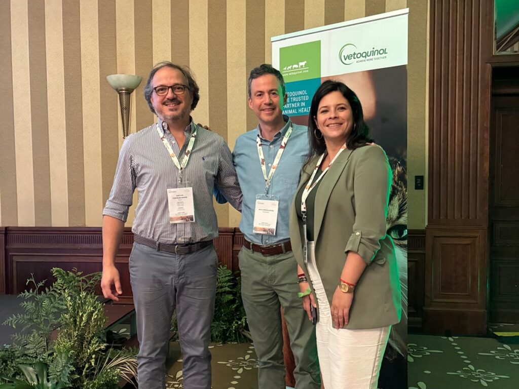 Tres profesionales en un evento de Vetoquinol sobre salud animal