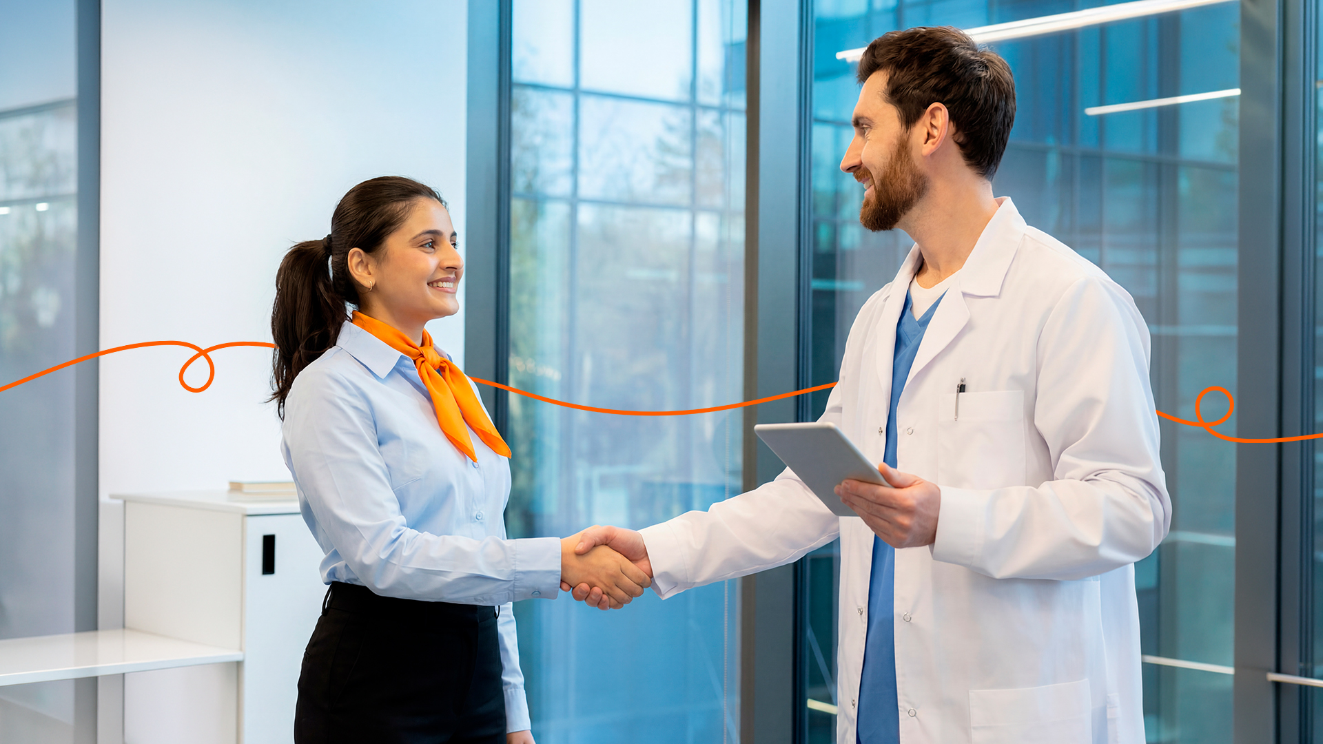 Dos profesionales de la salud se dan la mano en una oficina moderna